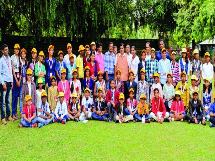 Lokmat's venture: Students enjoy the first plane trip to rob | लोकमतचा उपक्रम: विद्यार्थ्यांनी लुटला पहिल्या विमान प्रवासाचा आनंद Lokmat's venture: Students enjoy the first plane trip to rob | लोकमतचा उपक्रम: विद्यार्थ्यांनी लुटला पहिल्या विमान प्रवासाचा आनंद