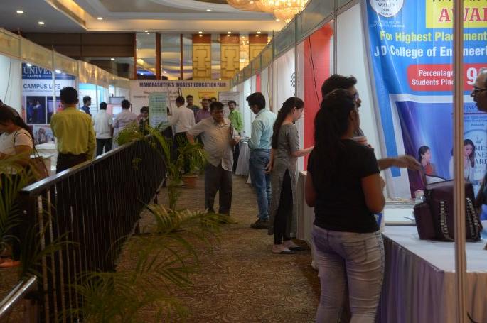 The crowd of students and parents in Lokmat Educational Exhibition | लोकमत शैक्षणिक प्रदर्शनात विद्यार्थी व पालकांची गर्दी The crowd of students and parents in Lokmat Educational Exhibition | लोकमत शैक्षणिक प्रदर्शनात विद्यार्थी व पालकांची गर्दी
