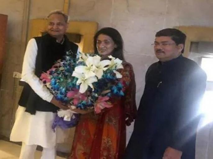 congress general secretary mukul wasnik get married with raveena khurana | काँग्रेस नेते वासनिक 60 व्या वर्षी चढले बोहल्यावर congress general secretary mukul wasnik get married with raveena khurana | काँग्रेस नेते वासनिक 60 व्या वर्षी चढले बोहल्यावर