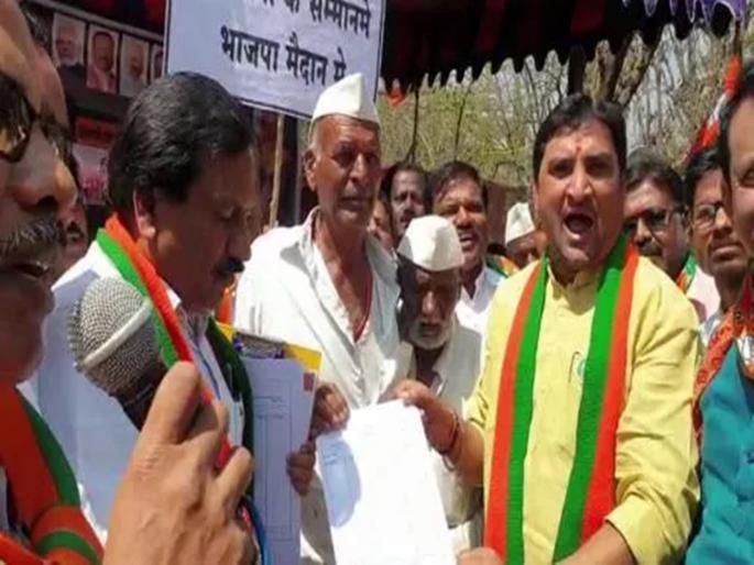 bjp worker fake protest in osmanabad | फसवेगिरी: भाजप पदाधिकाऱ्यांनी कर्ज नसणाऱ्या शेतकऱ्यांना आंदोलनात केलं उभं bjp worker fake protest in osmanabad | फसवेगिरी: भाजप पदाधिकाऱ्यांनी कर्ज नसणाऱ्या शेतकऱ्यांना आंदोलनात केलं उभं