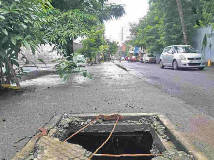 High Court reprimands Municipal Corporation over the seriousness of 10,000 open chambers! | १० हजार उघड्या चेंबरच्या गंभीरतेवरून हायकोर्टाने महापालिकेला फटकारले ! High Court reprimands Municipal Corporation over the seriousness of 10,000 open chambers! | १० हजार उघड्या चेंबरच्या गंभीरतेवरून हायकोर्टाने महापालिकेला फटकारले !