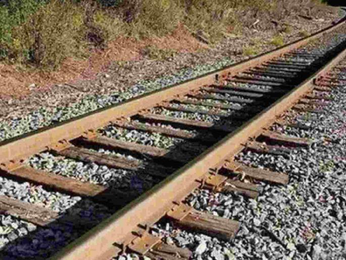 Argument with wife; Teacher commits suicide under train in anger | पत्नीशी वाद; रागाच्या भरात शिक्षकाची रेल्वेखाली आत्महत्या Argument with wife; Teacher commits suicide under train in anger | पत्नीशी वाद; रागाच्या भरात शिक्षकाची रेल्वेखाली आत्महत्या