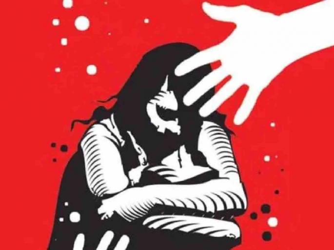 The teacher who sent obscene messages to the student was given a good chop | विद्यार्थिनीला अश्लील मेसेज पाठविणाऱ्या शिक्षकाला दिला चांगलाच चोप The teacher who sent obscene messages to the student was given a good chop | विद्यार्थिनीला अश्लील मेसेज पाठविणाऱ्या शिक्षकाला दिला चांगलाच चोप
