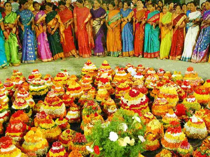 Batakamma festival connects the hearts of citizens of two states | दोन राज्यांतील नागरिकांची मने जोडतो बतकम्मा उत्सव Batakamma festival connects the hearts of citizens of two states | दोन राज्यांतील नागरिकांची मने जोडतो बतकम्मा उत्सव