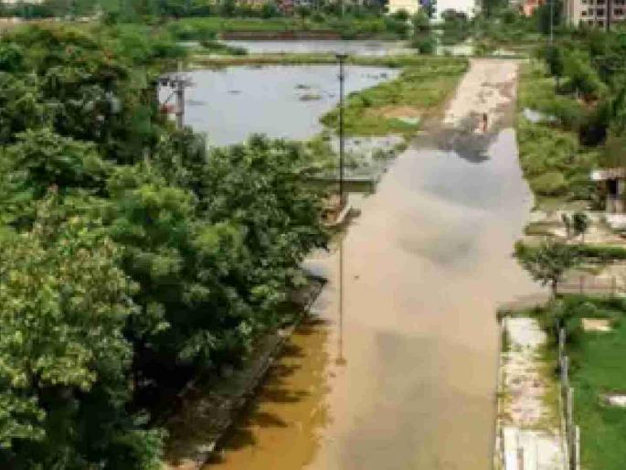 Drains overflowed, water on the road, why only cement roads? | नाल्या तुंबल्या, रस्त्यावर पाणी, नुसते सिमेंट रस्ते कशाला? Drains overflowed, water on the road, why only cement roads? | नाल्या तुंबल्या, रस्त्यावर पाणी, नुसते सिमेंट रस्ते कशाला?
