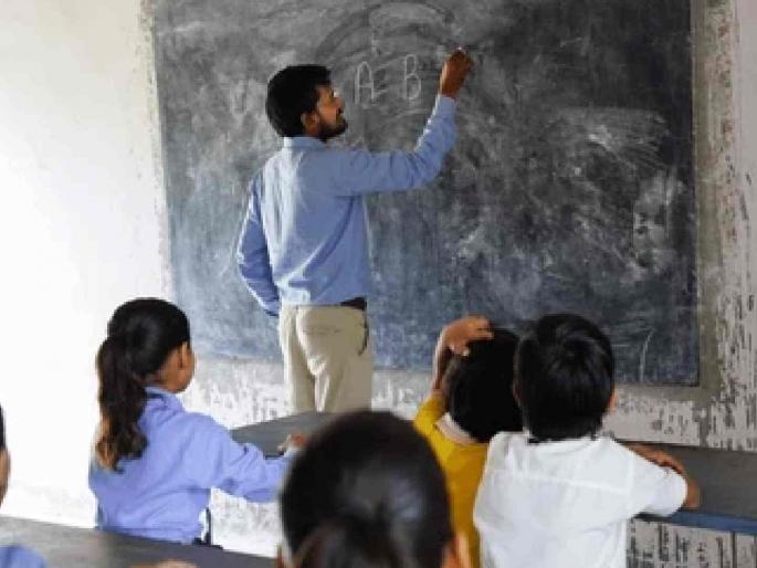 Unemployment on hourly workers due to outsourcing | बाह्य यंत्रणेच्या पदभरतीमुळे तासिका कर्मचाऱ्यांवर बेरोजगारीची कुऱ्हाड Unemployment on hourly workers due to outsourcing | बाह्य यंत्रणेच्या पदभरतीमुळे तासिका कर्मचाऱ्यांवर बेरोजगारीची कुऱ्हाड