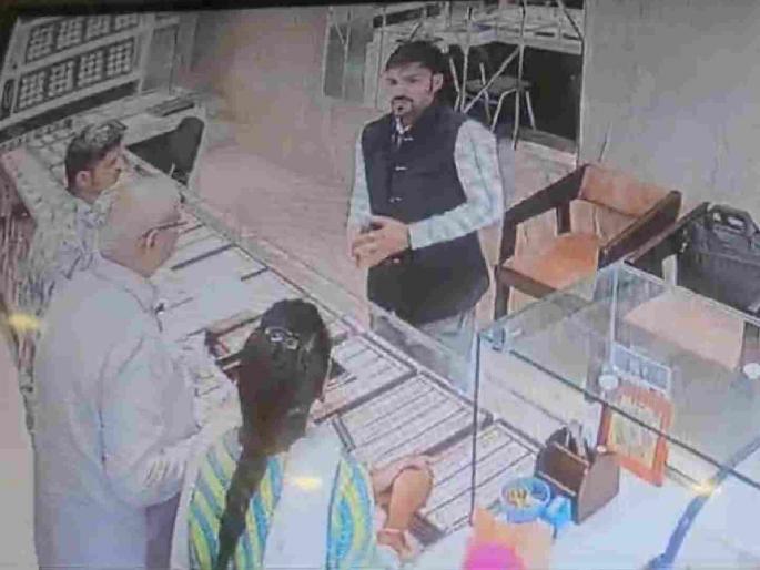 Became a customer, and stole rings, bracelets! | ग्राहक बनून आला, अन् अंगठ्या, ब्रेसलेट घेऊन रफुचक्कर झाला! Became a customer, and stole rings, bracelets! | ग्राहक बनून आला, अन् अंगठ्या, ब्रेसलेट घेऊन रफुचक्कर झाला!