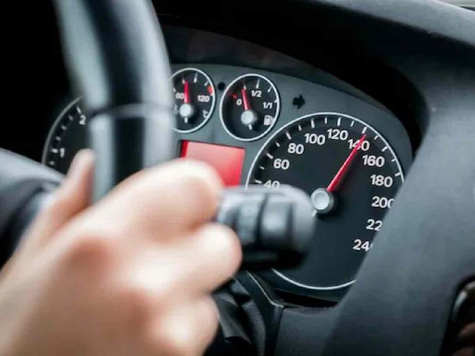 Why companies limit vehicles to 250 when the speed limit is 110? | वेग मर्यादा ११० असताना कंपन्यांकडून वाहनांची मर्यादा २५० का? Why companies limit vehicles to 250 when the speed limit is 110? | वेग मर्यादा ११० असताना कंपन्यांकडून वाहनांची मर्यादा २५० का?