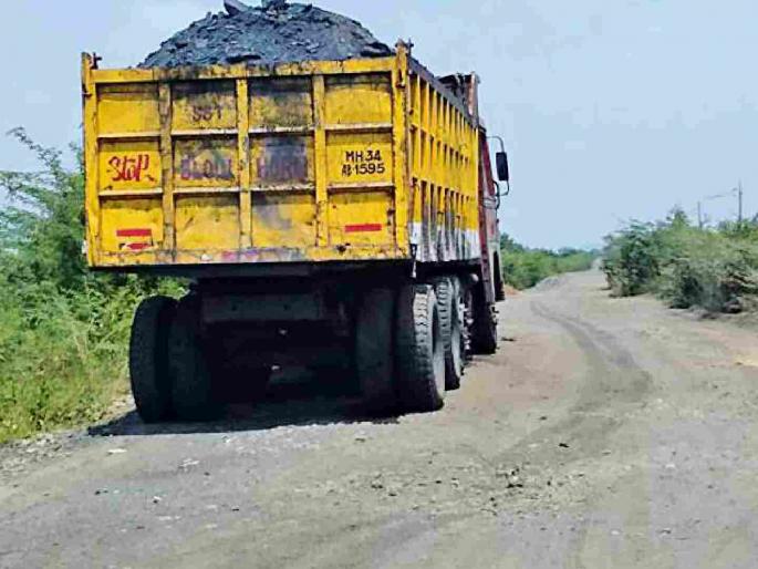 Vecoli's overloaded coal transport is becoming life-threatening for citizens! | वेकोलिची ओव्हरलोड कोळसा वाहतूक ठरतेय नागरिकांसाठी जीवघेणी ! Vecoli's overloaded coal transport is becoming life-threatening for citizens! | वेकोलिची ओव्हरलोड कोळसा वाहतूक ठरतेय नागरिकांसाठी जीवघेणी !