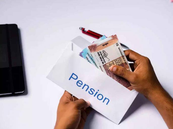 For two and a half years, the retired attendant has been chasing pension | अडीच वर्षांपासून सेवानिवृत्त परिचर पेन्शनसाठी मारतो चकरा For two and a half years, the retired attendant has been chasing pension | अडीच वर्षांपासून सेवानिवृत्त परिचर पेन्शनसाठी मारतो चकरा