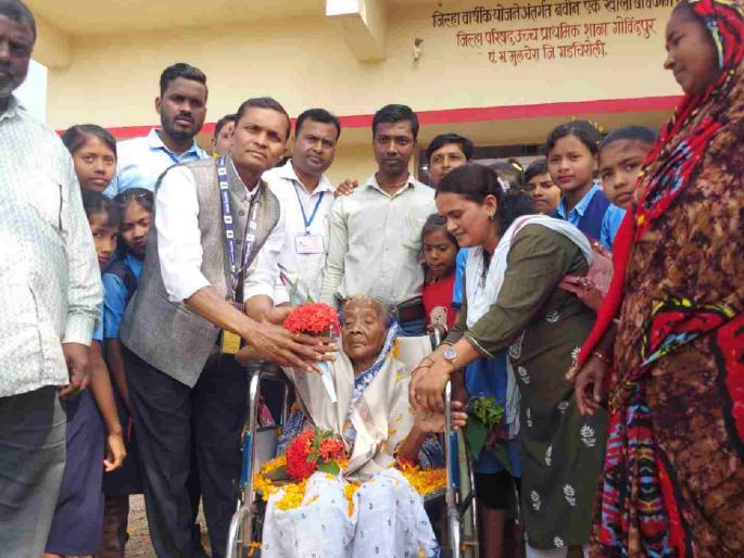 In Mulchera taluka, 111-year-old grandmother went to the booth and cast her vote | मुलचेरा तालुक्यात १११ वर्षांच्या आजीने प्रत्यक्ष बुथवर जाऊन केले मतदान In Mulchera taluka, 111-year-old grandmother went to the booth and cast her vote | मुलचेरा तालुक्यात १११ वर्षांच्या आजीने प्रत्यक्ष बुथवर जाऊन केले मतदान