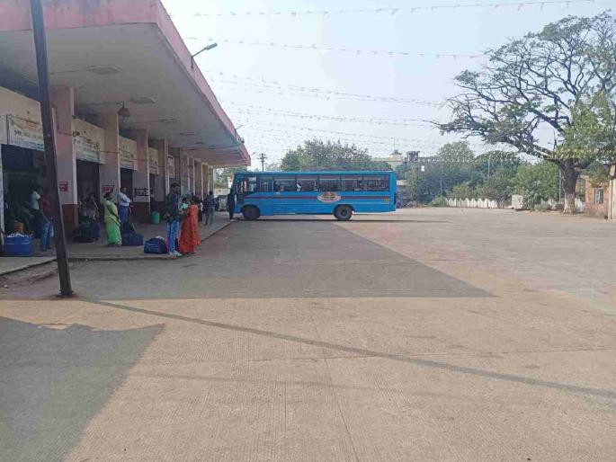 Due to the polling, there is chaos in the bus station area, buses are also slow | मतदानामुळे बसस्थानक परिसरात शुकशुकाट, बसगाडयाही माेजक्याच Due to the polling, there is chaos in the bus station area, buses are also slow | मतदानामुळे बसस्थानक परिसरात शुकशुकाट, बसगाडयाही माेजक्याच