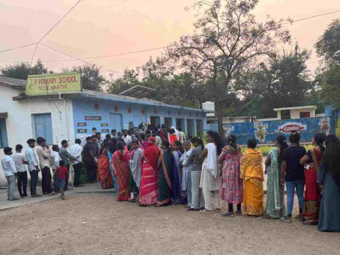 Good arrangements at Varathi, prevent crowding at polling station | वरठी येथे चोख बंदोबस्त, मतदान केंद्रावर गर्दीस मज्जाव Good arrangements at Varathi, prevent crowding at polling station | वरठी येथे चोख बंदोबस्त, मतदान केंद्रावर गर्दीस मज्जाव