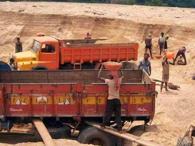 Illegal sand extraction in Wana river, five tractors and two JCBs seized | वणा नदीपात्रात अवैधरीत्या वाळू उपसा, पाच ट्रॅक्टरसह दोन जेसीबी केलेय जप्त Illegal sand extraction in Wana river, five tractors and two JCBs seized | वणा नदीपात्रात अवैधरीत्या वाळू उपसा, पाच ट्रॅक्टरसह दोन जेसीबी केलेय जप्त