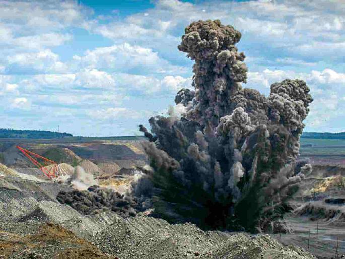 Every day there is a sound of explosion and the house shakes! Terror among citizens | दररोज होतो स्फोटाचा आवाज अन घरांना बसतात हादरे ! नागरिकांत दहशत Every day there is a sound of explosion and the house shakes! Terror among citizens | दररोज होतो स्फोटाचा आवाज अन घरांना बसतात हादरे ! नागरिकांत दहशत