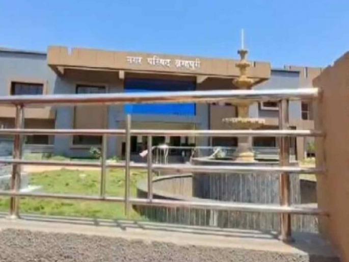 Brahmapuri Municipality was lit by electricity distribution | वीज वितरणने ब्रह्मपुरी पालिकेची बत्ती केली गुल