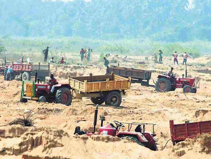 Improper removal of river sand by tractor | ट्रॅक्टरच्या सहाय्याने नदीपात्रातील वाळूची नियबाह्यरित्या अफरातफर Improper removal of river sand by tractor | ट्रॅक्टरच्या सहाय्याने नदीपात्रातील वाळूची नियबाह्यरित्या अफरातफर