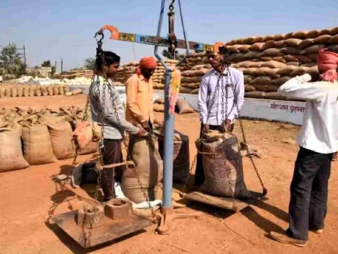 Farmers beware; In the market committee, there is fraud in the measurements from the traders! | शेतकऱ्यांनो सावधान; बाजार समितीत व्यापाऱ्यांकडून मापात घोळ !