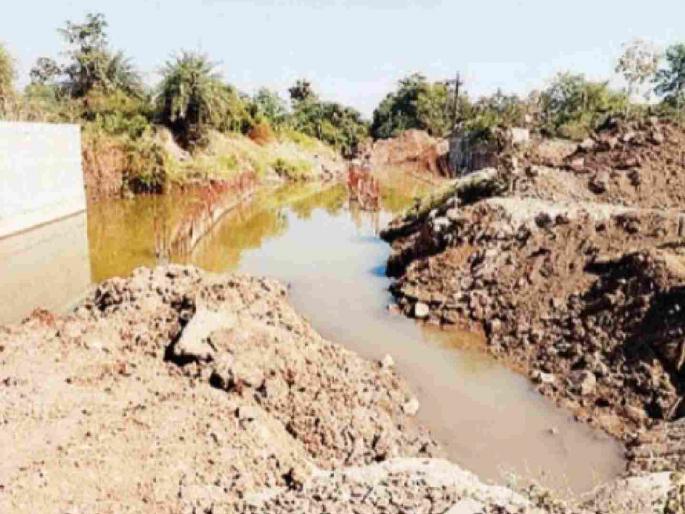 The construction of the bridge on the Peth Ahmedpur-Kinhala route is of poor quality | पेठअहमदपूर-किन्हाळा मार्गावरील सुरू पुलाचे बांधकाम निकृष्ट दर्जाचे The construction of the bridge on the Peth Ahmedpur-Kinhala route is of poor quality | पेठअहमदपूर-किन्हाळा मार्गावरील सुरू पुलाचे बांधकाम निकृष्ट दर्जाचे