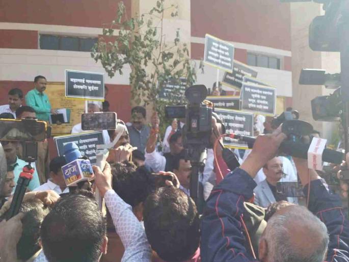 Opposition protesting "cotton wicks, soybean soil" | "कापसाच्या झाल्या वाती, सोयाबीनची माती" निषेध व्यक्त करत विरोधकांचे आंदोलन Opposition protesting "cotton wicks, soybean soil" | "कापसाच्या झाल्या वाती, सोयाबीनची माती" निषेध व्यक्त करत विरोधकांचे आंदोलन