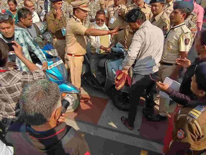 Disabled protest in front of the main entrance of Vidhan Bhavan | विधानभवनाच्या मुख्य प्रवेशद्वारापुढे दिव्यांगाचे आंदोलन; महिन्याकाठी ६००० रुपये आर्थिक सहाय्याची मागणी Disabled protest in front of the main entrance of Vidhan Bhavan | विधानभवनाच्या मुख्य प्रवेशद्वारापुढे दिव्यांगाचे आंदोलन; महिन्याकाठी ६००० रुपये आर्थिक सहाय्याची मागणी