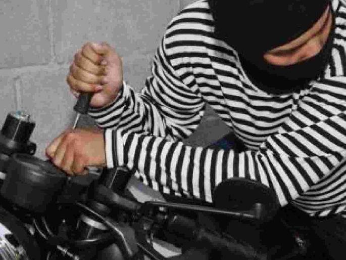 Rs 9.5 lakh stolen from betel nut dealer's employee's bike in Nagpur | नागपुरात सुपारी व्यापाऱ्याकडील कर्मचाऱ्याच्या दुचाकीतून साडेनऊ लाख लंपास Rs 9.5 lakh stolen from betel nut dealer's employee's bike in Nagpur | नागपुरात सुपारी व्यापाऱ्याकडील कर्मचाऱ्याच्या दुचाकीतून साडेनऊ लाख लंपास