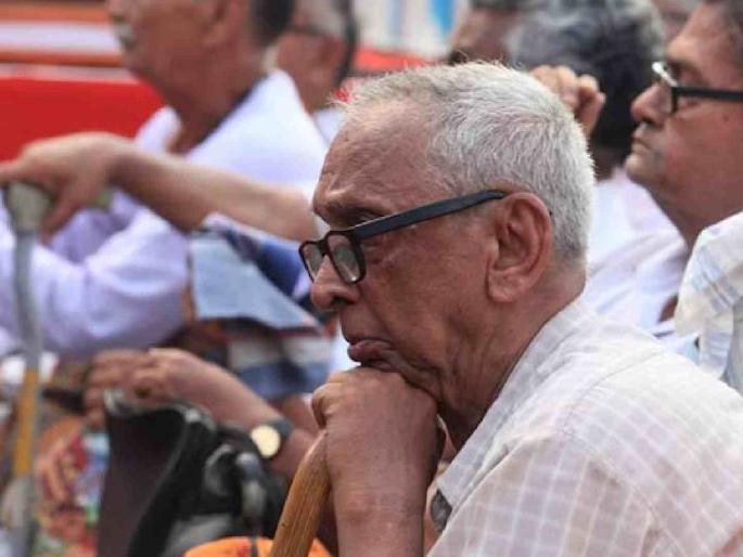 There are many homeless people in the slums; A huge struggle for Aadhaar authentication | उतारवयात निराधारांची होताहेत ससेहोलपट; आधार प्रमाणिकरणासाठी मोठी दमछाक There are many homeless people in the slums; A huge struggle for Aadhaar authentication | उतारवयात निराधारांची होताहेत ससेहोलपट; आधार प्रमाणिकरणासाठी मोठी दमछाक