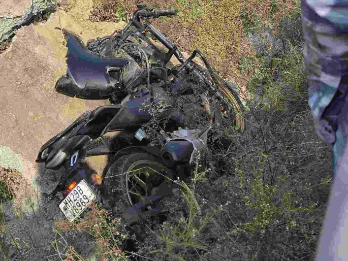 Two bike riders killed on the spot after being hit by an unknown vehicle | अज्ञात वाहनाच्या धडकेत दुचाकीस्वार दोन जण जागीच ठार Two bike riders killed on the spot after being hit by an unknown vehicle | अज्ञात वाहनाच्या धडकेत दुचाकीस्वार दोन जण जागीच ठार