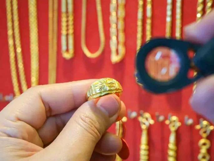 15 customers took 'gold loans' by giving fake jewellery! Gold probe, case against jeweller | नकली दागिने देत १५ ग्राहकांनी घेतले 'गोल्ड लोन' ! सुवर्ण तपासनीत, ज्वेलरविरोधात गुन्हा 15 customers took 'gold loans' by giving fake jewellery! Gold probe, case against jeweller | नकली दागिने देत १५ ग्राहकांनी घेतले 'गोल्ड लोन' ! सुवर्ण तपासनीत, ज्वेलरविरोधात गुन्हा