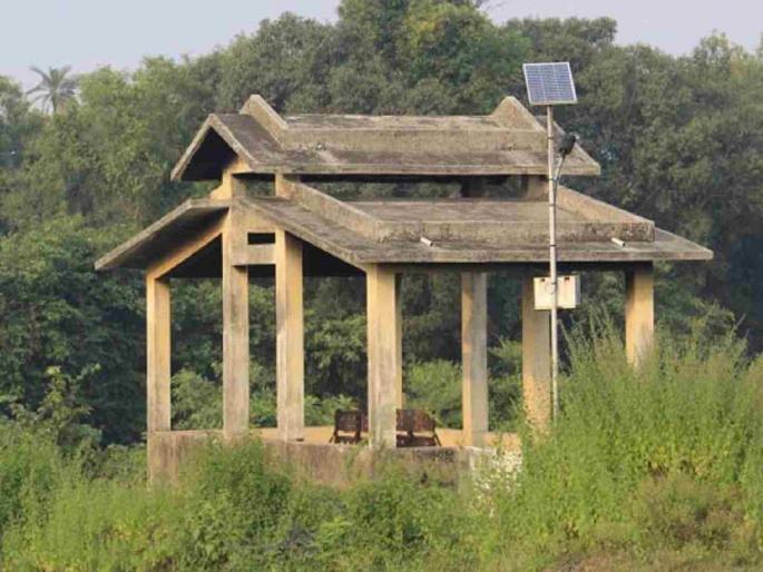 Office construction in a graveyard? incident in Gram Panchayat Dhusala | स्मशानात कार्यालय बांधकाम ? ग्रामपंचायत धुसाळा येथील प्रकार