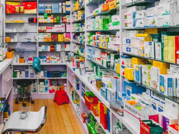 CEO attacked, two medicine stores closed? | मुख्य कार्यकारी अधिकारी धडकले, दोन औषधी भांडारांना लावले टाळे ?