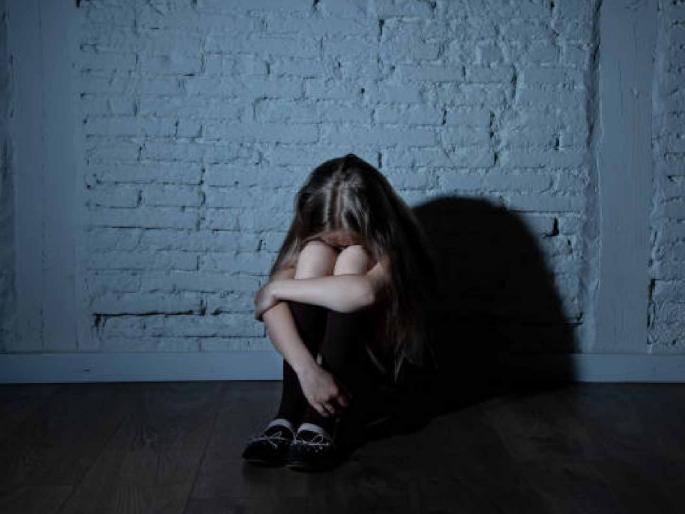 Mother, you are an enemy! Mother who forced her 15-year-old daughter into prostitution, arrested | माता न तूं वैरिणी ! पोटच्या १५ वर्षीय मुलीला वेश्या व्यवसायास प्रवृत्त करणाऱ्या आईला बेड्या Mother, you are an enemy! Mother who forced her 15-year-old daughter into prostitution, arrested | माता न तूं वैरिणी ! पोटच्या १५ वर्षीय मुलीला वेश्या व्यवसायास प्रवृत्त करणाऱ्या आईला बेड्या