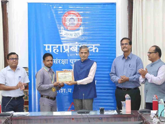 11 railway accidents averted in Maharashtra; Vigilant employees felicitated | महाराष्ट्रात रेल्वेचे ११ अपघात टळले; सतर्क कर्मचाऱ्यांचा सत्कार 11 railway accidents averted in Maharashtra; Vigilant employees felicitated | महाराष्ट्रात रेल्वेचे ११ अपघात टळले; सतर्क कर्मचाऱ्यांचा सत्कार