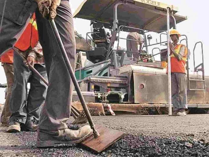 The construction department woke up after the news; finally the road cracks were filled! | वृत्तानंतर आली बांधकाम विभागाला जाग; अखेर रस्त्याच्या खाचा भरल्या !