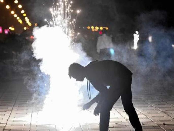 Action taken against five youths who threw firecrackers at the crowd | गर्दीवर फटाके फेकणाऱ्या पाच तरुणांवर कारवाई Action taken against five youths who threw firecrackers at the crowd | गर्दीवर फटाके फेकणाऱ्या पाच तरुणांवर कारवाई