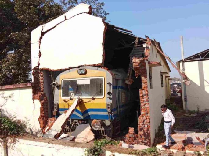 The wall of the tower shed collapsed due to the jolt of the engine | इंजिनचा धक्का लागल्याने टॉवर शेडची भिंतच कोसळली The wall of the tower shed collapsed due to the jolt of the engine | इंजिनचा धक्का लागल्याने टॉवर शेडची भिंतच कोसळली