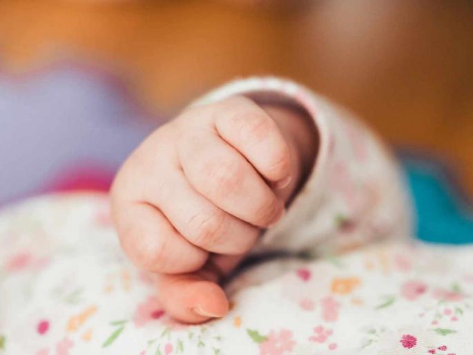 65 slaps on the stomach of a 22-day-old baby; The condition of the baby is critical with Aghori remedy | २२ दिवसांच्या बाळाच्या पोटावर दिले ६५ चटके; अघोरी उपायाने बाळाची प्रकृती गंभीर 65 slaps on the stomach of a 22-day-old baby; The condition of the baby is critical with Aghori remedy | २२ दिवसांच्या बाळाच्या पोटावर दिले ६५ चटके; अघोरी उपायाने बाळाची प्रकृती गंभीर