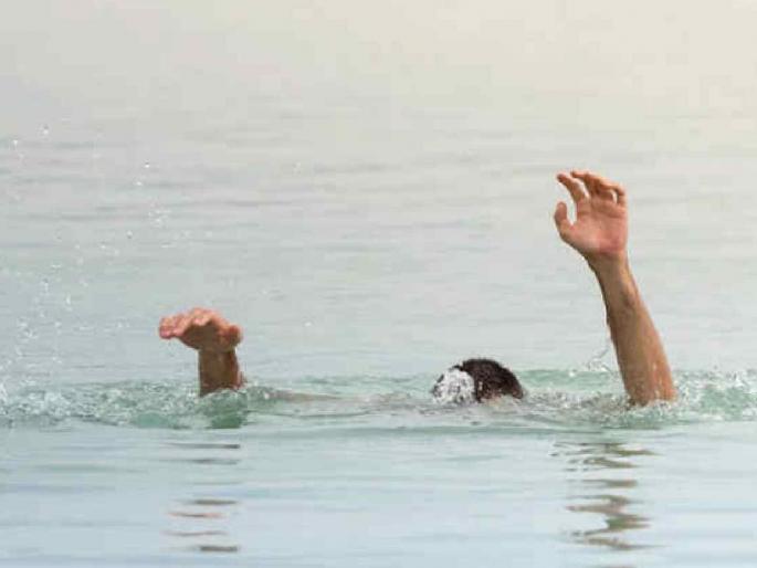 The funeral procession of all five departed at the same time; two close brothers were cremated on the same pyre | एकाच वेळी निघाली पाचही जणांची अंत्ययात्रा; दोन सख्ख्या भावांवर एकाच चितेवर अग्नी The funeral procession of all five departed at the same time; two close brothers were cremated on the same pyre | एकाच वेळी निघाली पाचही जणांची अंत्ययात्रा; दोन सख्ख्या भावांवर एकाच चितेवर अग्नी