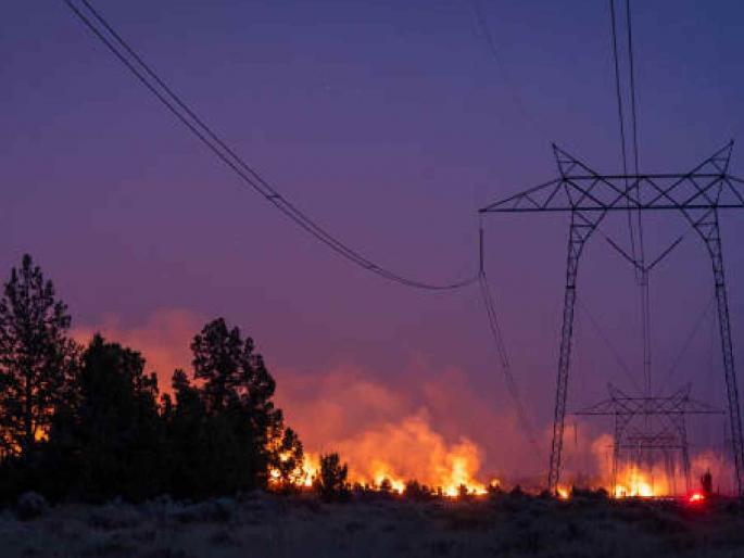 Burning garbage near power systems will be a big risk! | वीज यंत्रणेजवळ कचरा जाळाल, तर होईल मोठा धोका ! Burning garbage near power systems will be a big risk! | वीज यंत्रणेजवळ कचरा जाळाल, तर होईल मोठा धोका !