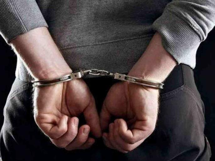 One arrested with country-made knife and two live cartridges, another absconding | देशी कट्टा आणि दोन जिवंत काडतुसासह एकाला अटक, दुसरा पसार One arrested with country-made knife and two live cartridges, another absconding | देशी कट्टा आणि दोन जिवंत काडतुसासह एकाला अटक, दुसरा पसार