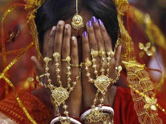 The bride, who lured a man into a love trap and married, stayed there for 15 days and ran away with money and jewelry. | प्रेमाच्या जाळ्यात ओढून तरुणाशी लग्न करणारी वधू, १५ दिवस नांदली आणि पैसे-दागिने घेऊन पळाली The bride, who lured a man into a love trap and married, stayed there for 15 days and ran away with money and jewelry. | प्रेमाच्या जाळ्यात ओढून तरुणाशी लग्न करणारी वधू, १५ दिवस नांदली आणि पैसे-दागिने घेऊन पळाली