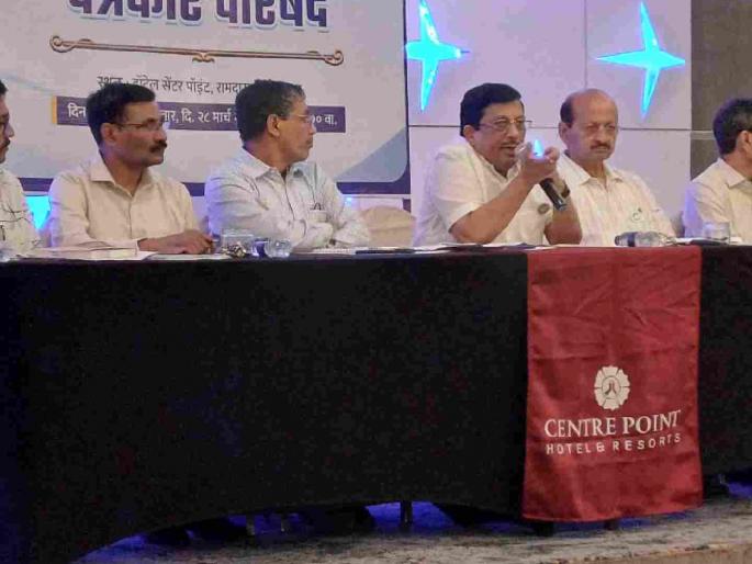 Nagpur District Bank will forcibly recover loans from farmers; State Cooperative Bank Administrator Vidyadhar Anaskar hints | नागपूर जिल्हा बँक शेतकऱ्यांकडून सक्तीने कर्ज वसुली करणार; राज्य सहकारी बँकेचे प्रशासक विद्याधर अनास्कर यांचे संकेत Nagpur District Bank will forcibly recover loans from farmers; State Cooperative Bank Administrator Vidyadhar Anaskar hints | नागपूर जिल्हा बँक शेतकऱ्यांकडून सक्तीने कर्ज वसुली करणार; राज्य सहकारी बँकेचे प्रशासक विद्याधर अनास्कर यांचे संकेत