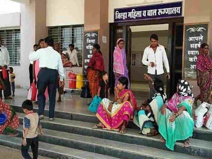 Patients have to wait due to unpunctual doctors ; Incident in district hospitals | डॉक्टरांच्या लेटलतीफपणामुळे रुग्णांना थांबावे लागते ताटकळत; जिल्हा रुग्णालयातील प्रकार Patients have to wait due to unpunctual doctors ; Incident in district hospitals | डॉक्टरांच्या लेटलतीफपणामुळे रुग्णांना थांबावे लागते ताटकळत; जिल्हा रुग्णालयातील प्रकार