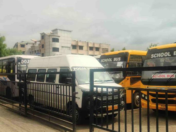 School buses parked at RTO entrance blocked; Licensed Bus Association protests | स्कूल बस उभ्या करून आरटीओचे प्रवेशद्वार केले बंद; परवानाधारक बस असोसिएशनचे आंदोलन School buses parked at RTO entrance blocked; Licensed Bus Association protests | स्कूल बस उभ्या करून आरटीओचे प्रवेशद्वार केले बंद; परवानाधारक बस असोसिएशनचे आंदोलन