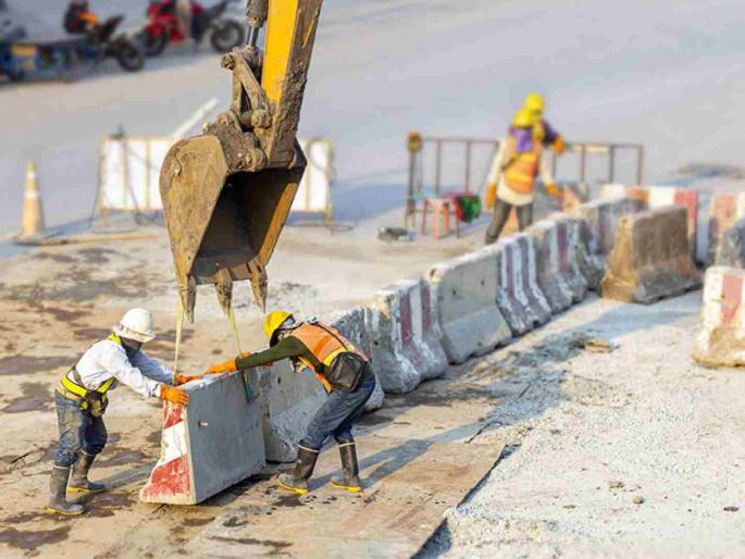 Cement barricades instead of plastic, do you want to take people's lives? | प्लास्टिकऐवजी सिमेंटचे बॅरिकेड्स, लोकांचे जीव घ्यायचे आहेत का?