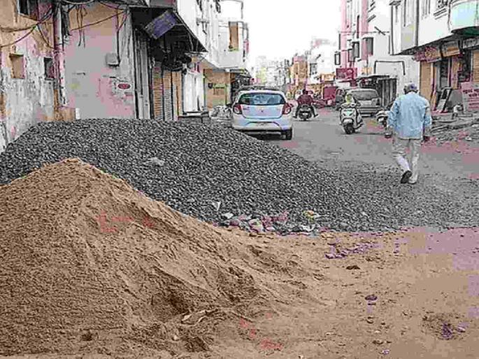 Construction materials are dumped directly on the streets in the city, who will take responsibility for the action? | शहरात बांधकाम साहित्य थेट रस्त्यावर, कारवाईची जबाबदारी उचलणार कोण ? Construction materials are dumped directly on the streets in the city, who will take responsibility for the action? | शहरात बांधकाम साहित्य थेट रस्त्यावर, कारवाईची जबाबदारी उचलणार कोण ?