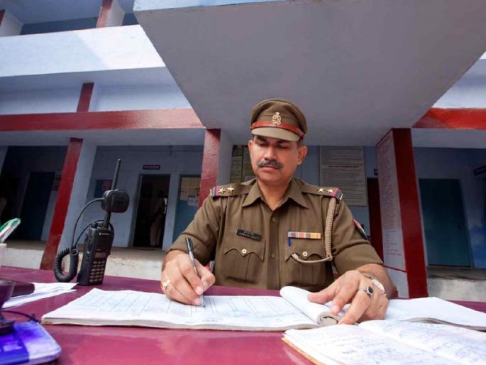 Police will be punished for beating and abusing complainants: Nagpur bench issues stern warning to police | तक्रारकर्त्यांना मारहाण व शिवीगाळ करणे पोलिसांना भोवणार : नागपूर खंडपीठाचा पोलिसांना खडसावणारा इशारा Police will be punished for beating and abusing complainants: Nagpur bench issues stern warning to police | तक्रारकर्त्यांना मारहाण व शिवीगाळ करणे पोलिसांना भोवणार : नागपूर खंडपीठाचा पोलिसांना खडसावणारा इशारा