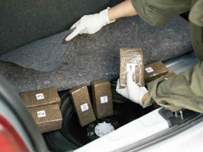 Marijuana hidden in car, but smuggler escaped | गांजा गाडीत लपविला, तस्कर मात्र पळून गेला Marijuana hidden in car, but smuggler escaped | गांजा गाडीत लपविला, तस्कर मात्र पळून गेला