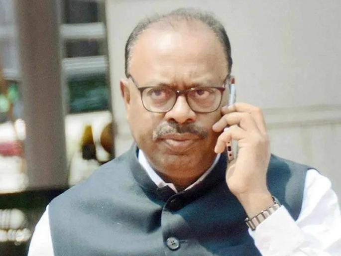 Signing of government files in a bar, Guardian Minister orders investigation | बारमध्ये सरकारी फाईल्सवर स्वाक्षरी, पालकमंत्र्यांनी दिले चौकशीचे आदेश Signing of government files in a bar, Guardian Minister orders investigation | बारमध्ये सरकारी फाईल्सवर स्वाक्षरी, पालकमंत्र्यांनी दिले चौकशीचे आदेश