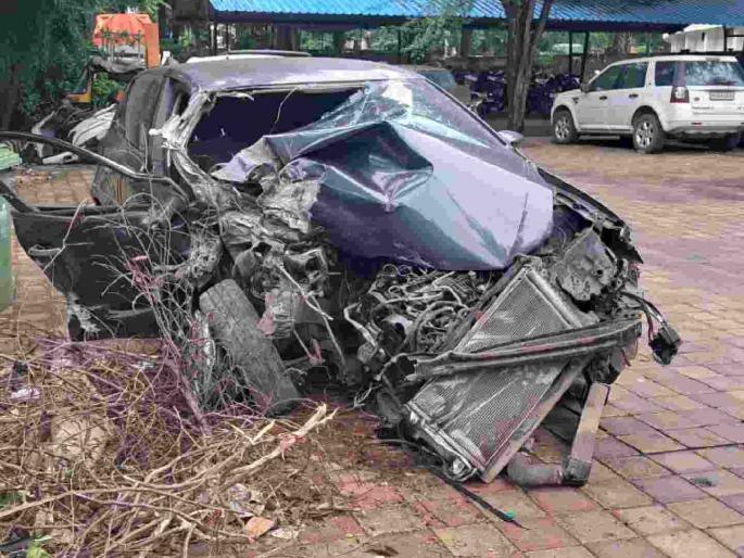 Speeding on Birdi flyover, three vehicles collide head-on | बर्डी उड्डाणपुलावर वेगाचा कहर, तीन वाहनांचा समोरून चेंदामेंदा Speeding on Birdi flyover, three vehicles collide head-on | बर्डी उड्डाणपुलावर वेगाचा कहर, तीन वाहनांचा समोरून चेंदामेंदा